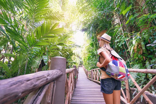 Mujer joven con mochila —  Fotos de Stock