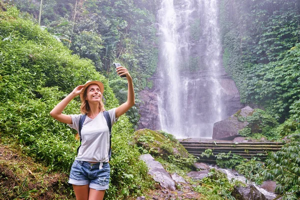 Jonge vrouw het nemen van foto — Stockfoto