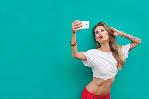Nő vesz selfie nadrág — Stock Fotó