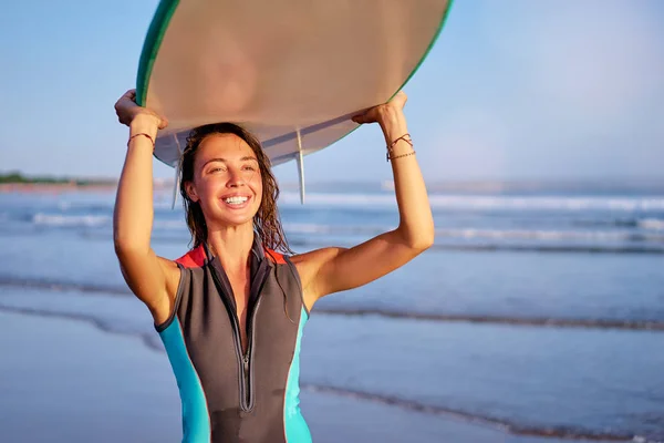 Красивая женщина держит доску для серфинга — стоковое фото