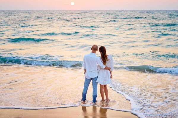 Honung månen vid havets strand — Stockfoto