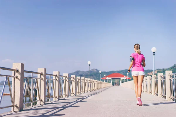 Jeune femme exerçant sur quai — Photo