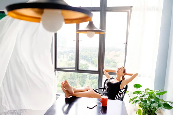 Vrouw ontspannen in stoel — Stockfoto