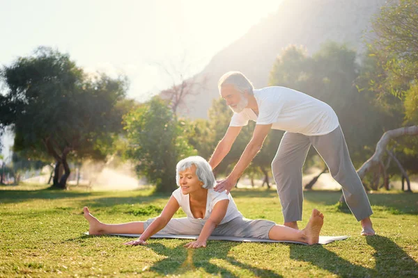 Senior family exercising outdoors — Stock Photo, Image
