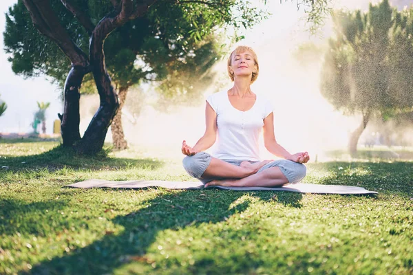 Woman in lotus pose — Stock Photo, Image