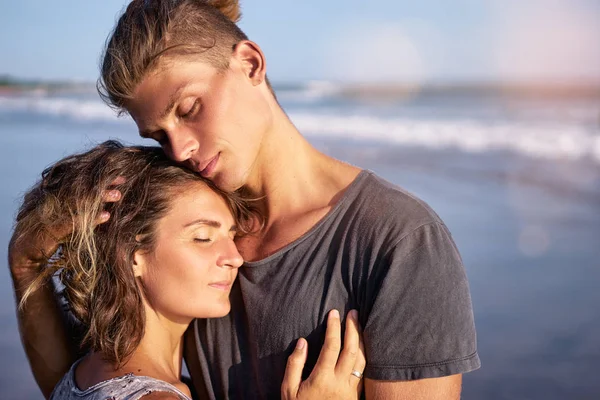 Älskande par embracing stranden. — Stockfoto