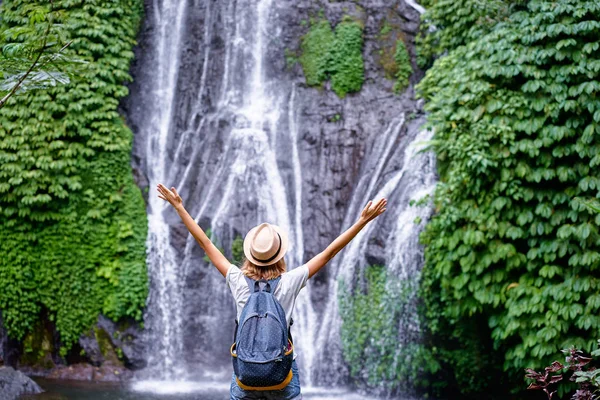 Mujer joven disfrutando de la vista cascada —  Fotos de Stock