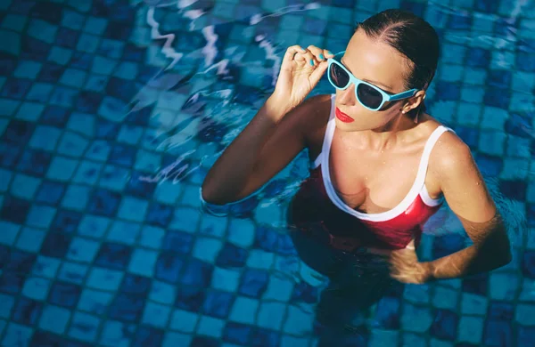 Jeune femme à la piscine — Photo