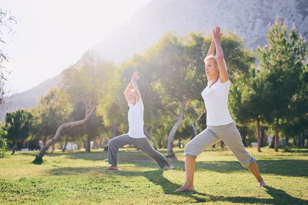 Senior family exercising outdoors — Stock Photo, Image