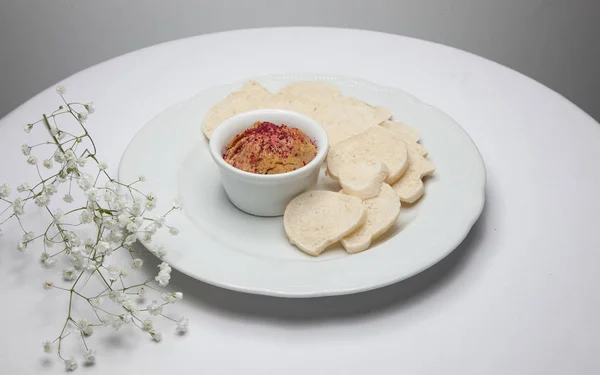 Хлебные гренки из белого хлеба и сливочного соуса — стоковое фото