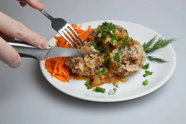 Rollos Col Perezosos Listos Albóndigas Plato Blanco Cuchillo Tenedor Las —  Fotos de Stock