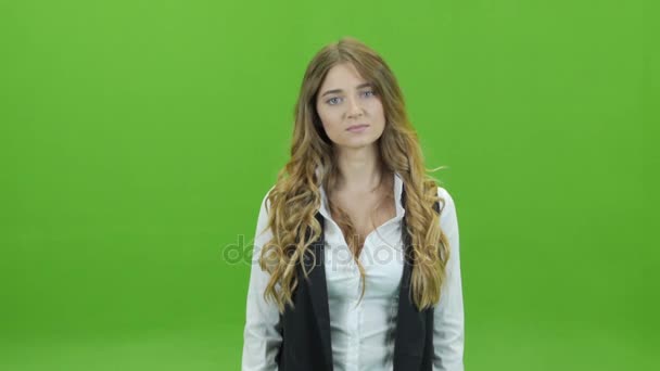 Fille sur un fond vert, écoute attentivement et montre que tout va bien — Video