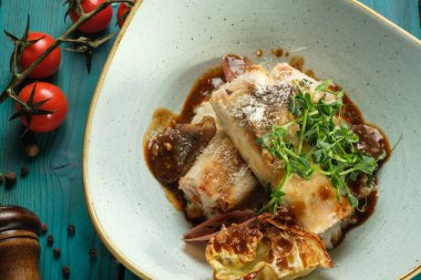 Mantarlı peynirli turta ve rendelenmiş parmesan ve yeşil bezelye serpiştirilmiş otlar.