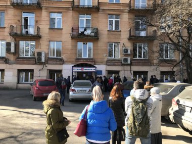 27 Mart 2020 'de Rusya Saint-Petersburg, hafta sonu ve resim duyurusu yapılmadan önceki son çalışma gününde işsizlik yardımı almak için insanları kuyruğa soktu.