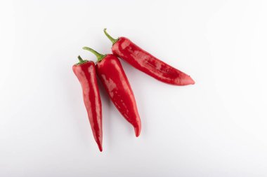 Kırmızı biber beyaz arka planda izole edilmiş. Yakın plan.