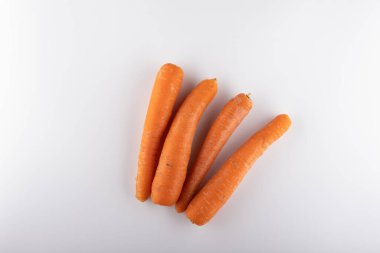 Soyulmuş havuçlar beyaz arka planda izole edilmiş.
