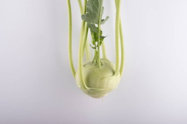 Taze kohlrabi, beyaz arka planda izole edilmiş yakın plan.