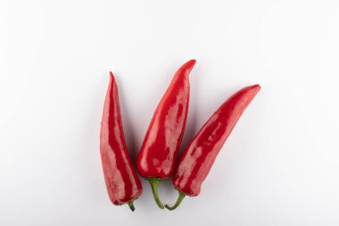 Kırmızı biber beyaz arka planda izole edilmiş. Yakın plan.