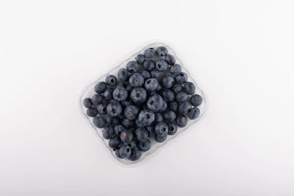 Blueberry σε πλαστικό δοχείο κουτί, απομονωμένο σε λευκό φόντο — Φωτογραφία Αρχείου