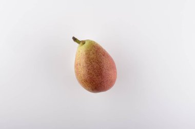 Beyaz arka planda taze armut görüntüsü