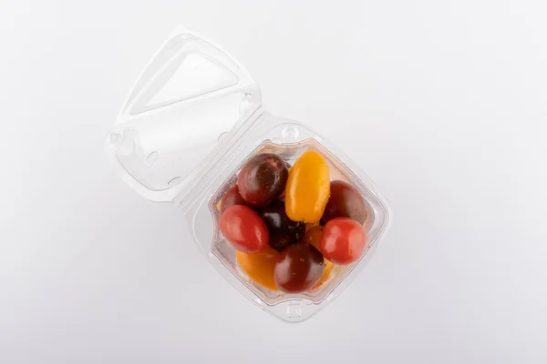 Multi Gekleurde Tomaten Een Plastic Doos Close Een Witte Achtergrond — Stockfoto