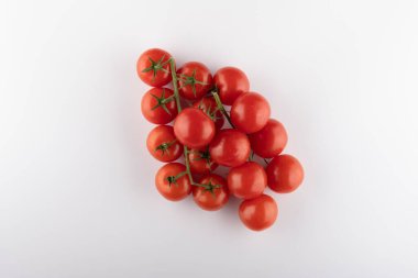 Beyaz arka planda soyutlanmış taze kiraz domatesleri.