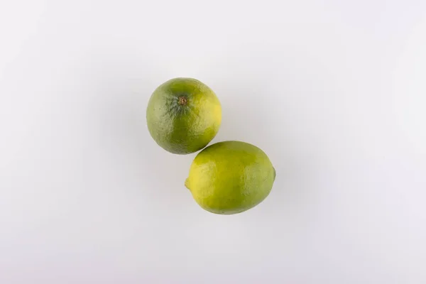 Lima Fresca Cerca Sobre Fondo Blanco — Foto de Stock