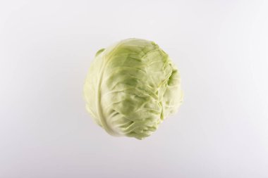 Tüm yeşil lahana salıncak beyaz bir arka planda yakın çekim