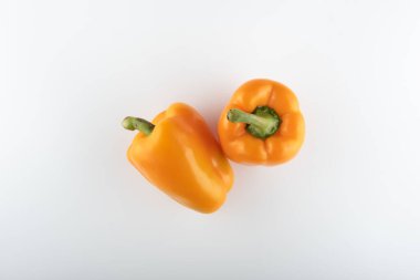 Taze portakal dolmalık biberler beyaz arka planda yakın plan