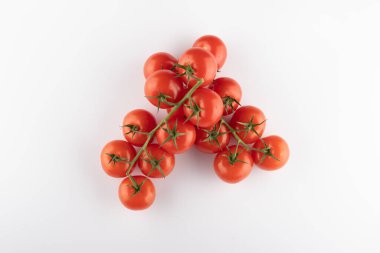 Beyaz arka planda soyutlanmış taze kiraz domatesleri.