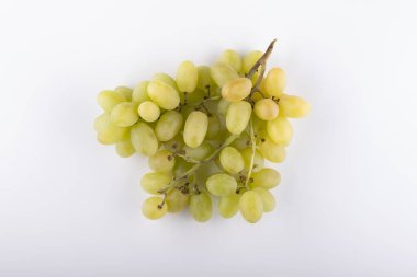 Beyaz arka planda bir demet yeşil üzüm.
