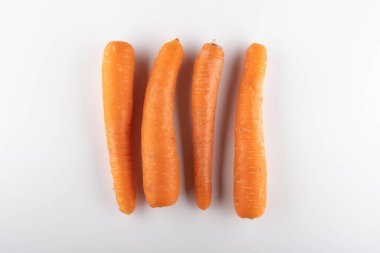 Soyulmuş havuçlar beyaz arka planda izole edilmiş.