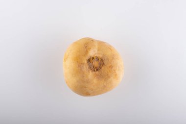 İzole edilmiş şalgam. Beyaz zemin üzerinde büyük yaprakları olan taze sarı şalgam.