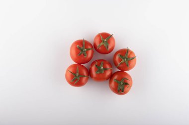 Beyaz arka planda soyutlanmış taze kiraz domatesleri.