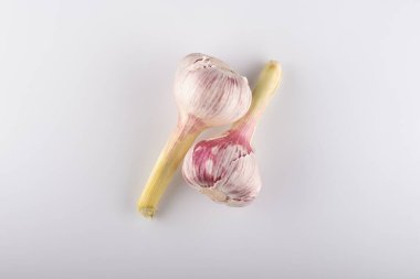 Beyaz arka planda taze sarımsak başları.