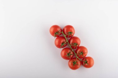 Beyaz arka planda soyutlanmış taze kiraz domatesleri.