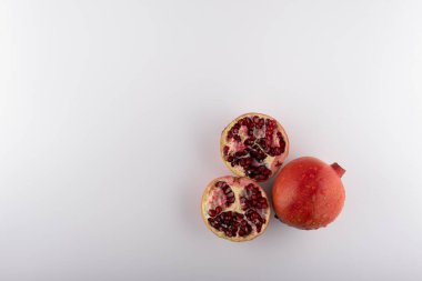 garnet beyaz bir arkaplanda izole edilmiş.