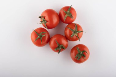 Beyaz arka planda soyutlanmış taze kiraz domatesleri.