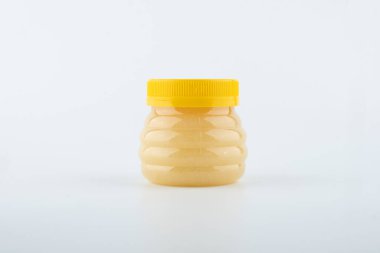 Beyaz arka planda büyük ve küçük irmikli bal çiçeği.