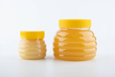 Beyaz arka planda büyük ve küçük irmikli bal çiçeği.