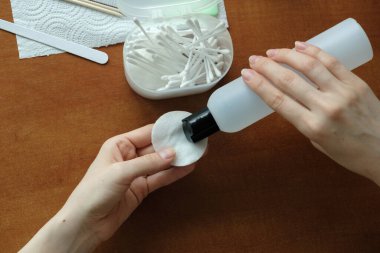  Evde manikür. Kadın elleri evde manikür setiyle birlikte oje çıkarıcı kullanır. Yukarıdan görüntüle