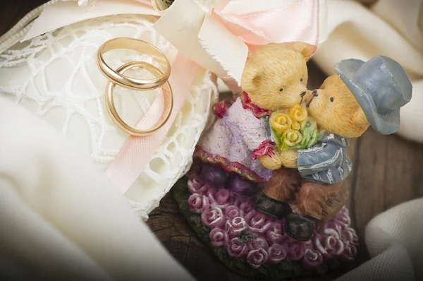 Fedi nuziali con decorazione matrimoniale — Foto Stock