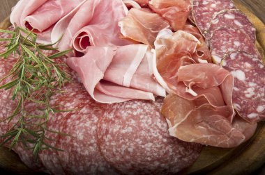 çeşitli İtalyan salamı 