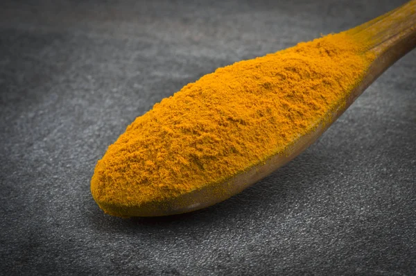 Stof van gemalen tumeric — Stockfoto