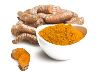 zerdeçal kök ve bazı dilimleri