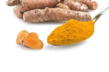 zerdeçal kök ve bazı dilimleri