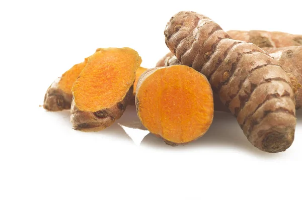 Radice di curcuma e alcune fette — Foto Stock