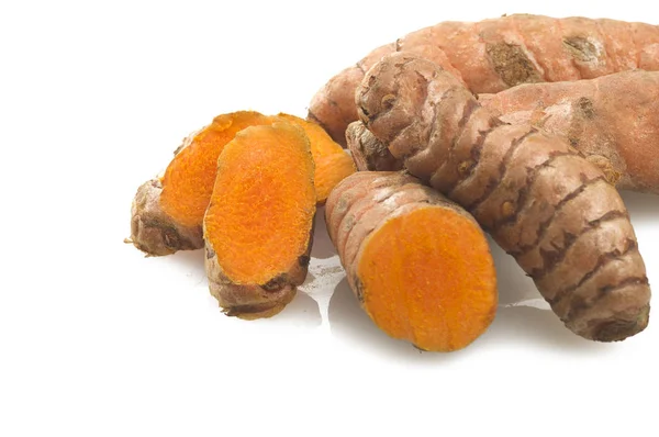 Radice di curcuma e alcune fette — Foto Stock