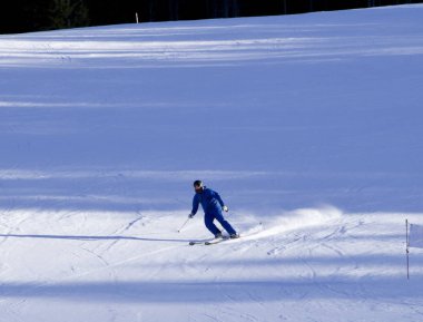 kayakçı yokuş aşağı gidiyor