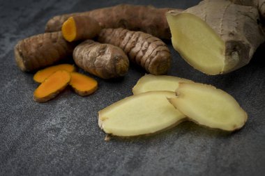 zerdeçal dilimleri ve dilimlenmiş zencefil kökü 
